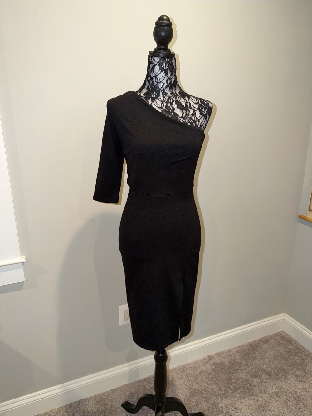 Splendid Black One-Shoulder Slit Midi Dress